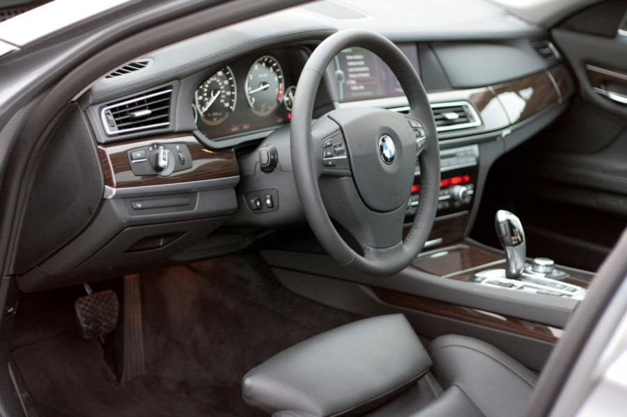  BMW 750i 2009 года  (фото 20 из 32)